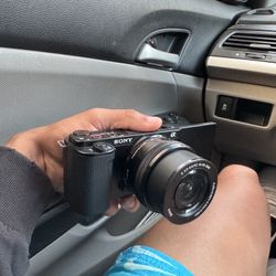 Sony - Alpha ZV-E10 Kit Mirrorless Vlog Camera with 16-50mm Lens - Black