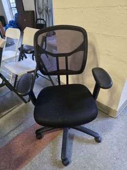 Black Mesh Back Office Chair with Armrests
