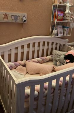 Crib and mattress /cuna con colchones