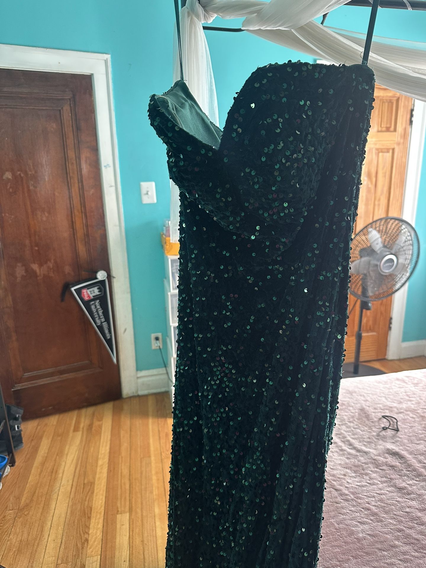 Emerald Green prom dress (NEED TO GET RID OF)