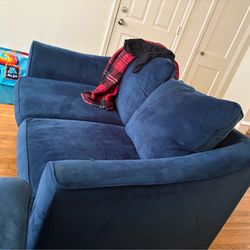 Blue 2-Seat Loveseat Couch – Clean & Comfortable 🔥