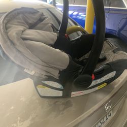 Used Baby Car Seat ( Pick Up Near Labrea & San Vicente 90019)