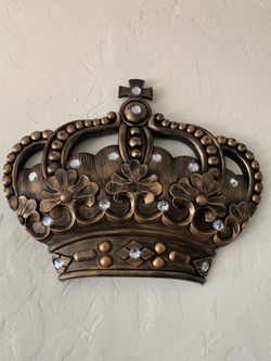 Crown wall decoration