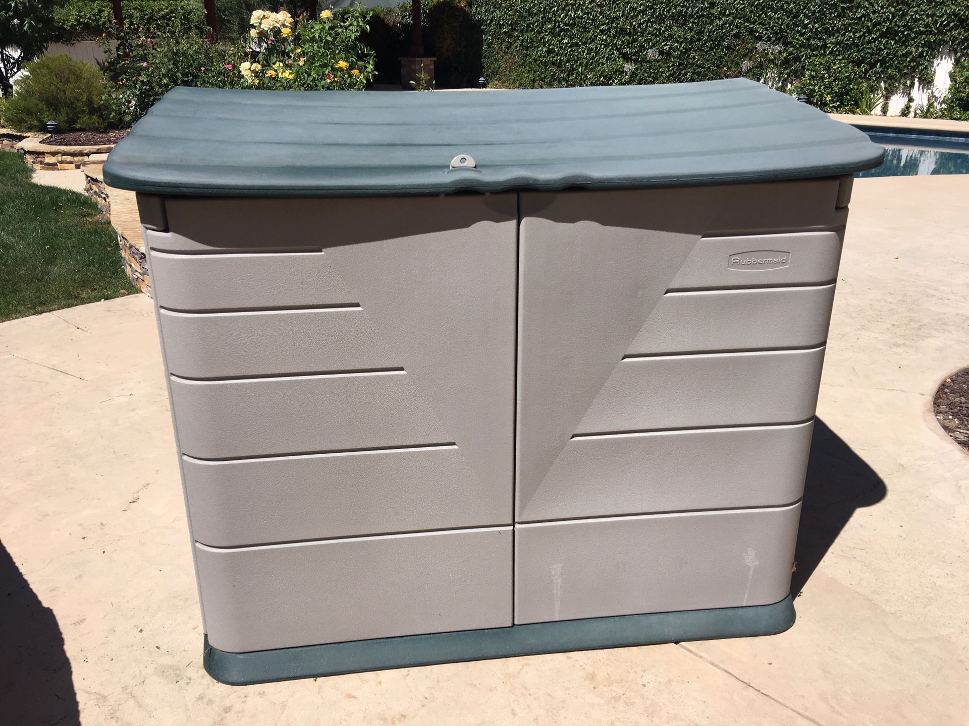 Rubbermaid outdoor storage box (New). This unit was assembled but never put  into use. for Sale in Riverside, CA - OfferUp