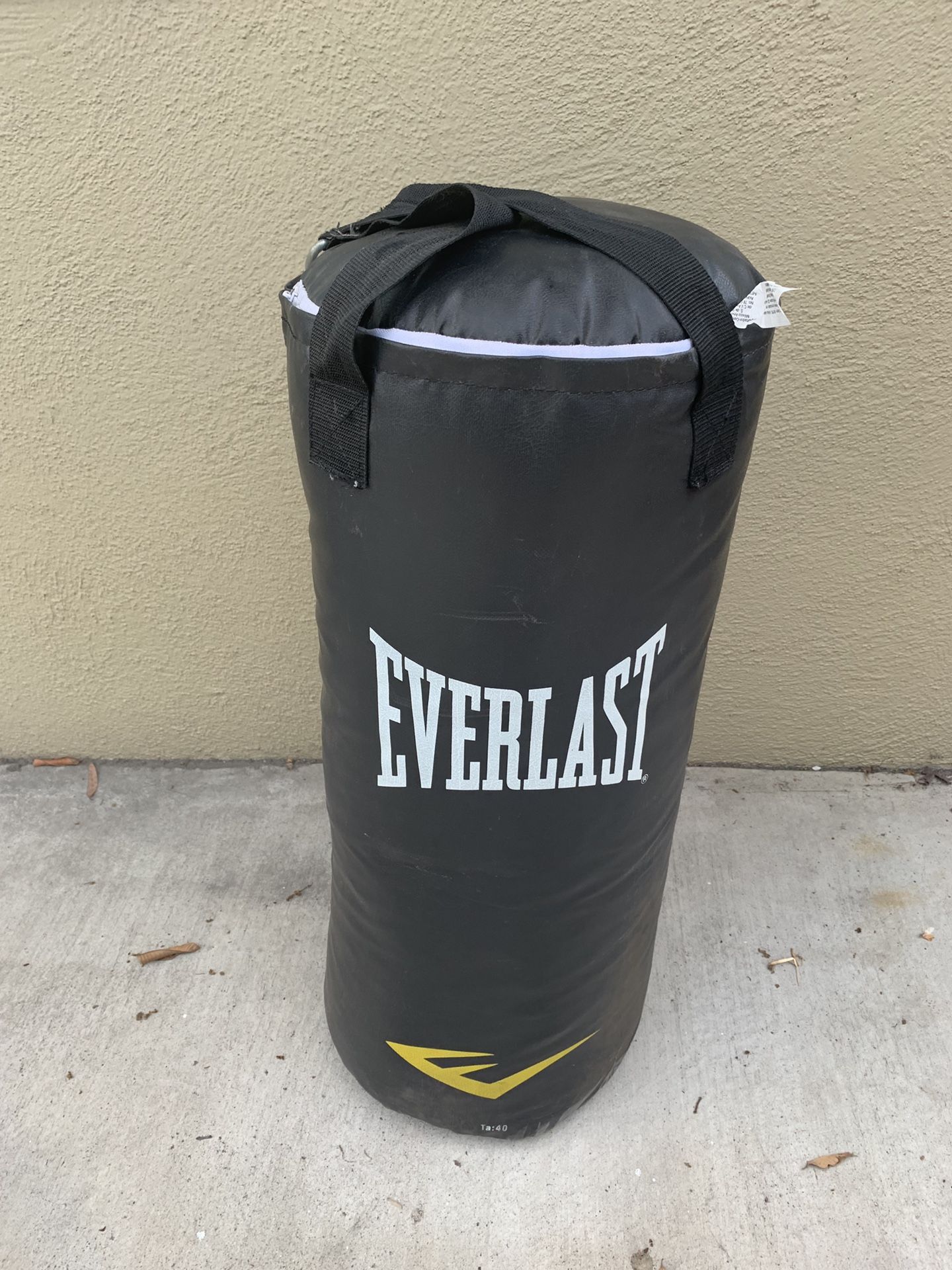 Everlast punching bag 40 lb