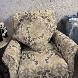 Patterned Accent Chair with Matching Pillow – Great Condition