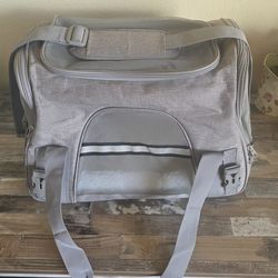 Pet travel carrier (17.0"L x 11.0"W x 11.0"H)
