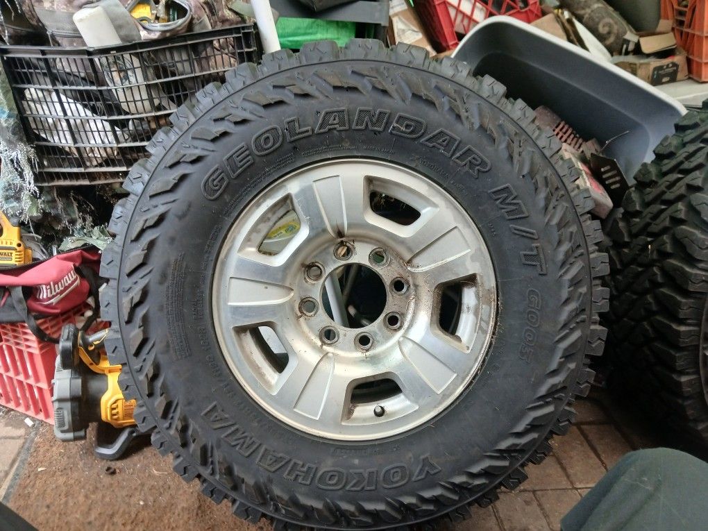 (4) Yokohama Geolander M/T 285/75/17. 2010 Chevrolet 8 Lug Rims