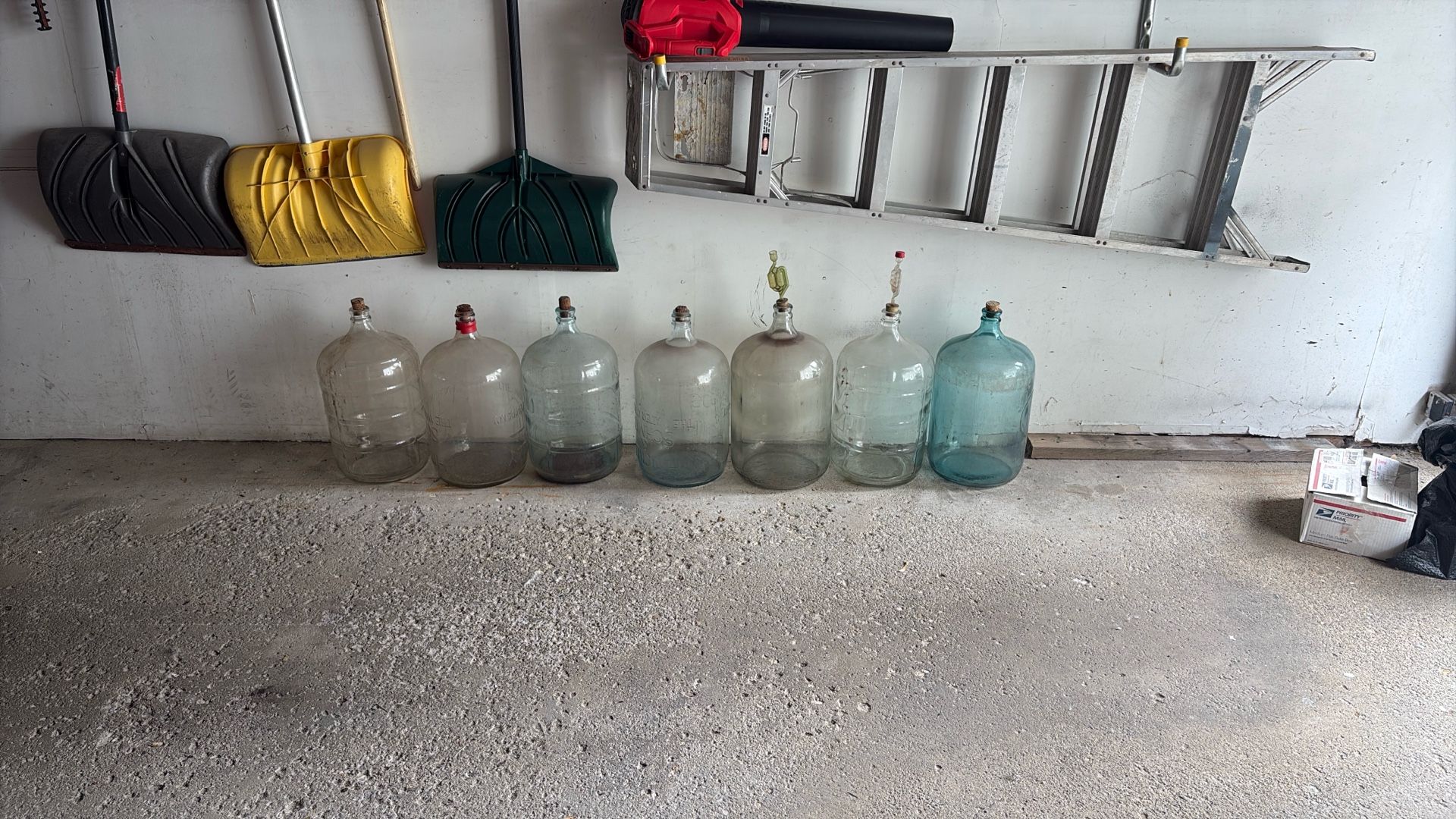 Jair Glasses!!!!!5 Jair The Are 5 Gallons And 2 Jair Are 6 Gallons All For $100 Or $20 Each Be Gone Asap