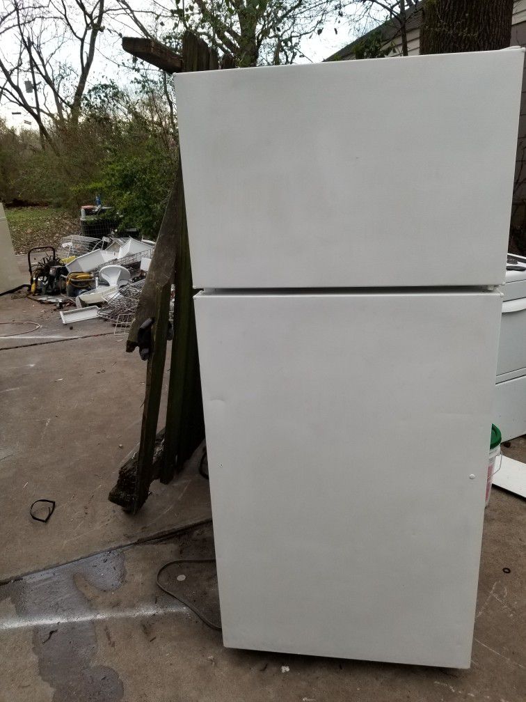 Nice and clean refrigerator about 28 wide and 6' tall 100% operational gets cold glow