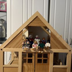 Wooden Dollhouse with 24 Pieces and 10 Dolls