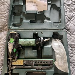 Hitachi Pneumatic 18 Gauge Narrow Crown Staple Gun With Underlayment Staples
