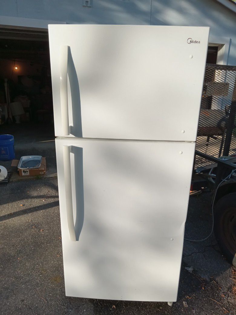 White Midea 18 Cu. Ft Refrigerator/Freezer 
