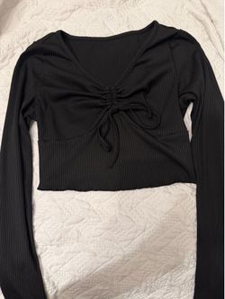 Black small vneck ribbon crop top