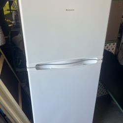 GE Hotpoint 15.6 cu. ft. Top Freezer Refrigerator in White