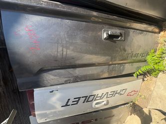 2017 Toyota Tundra used tailgate w camera