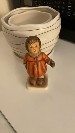 Hummel Goebel 1987 Figurine - #476 - “Winter Song” - 4” Tall