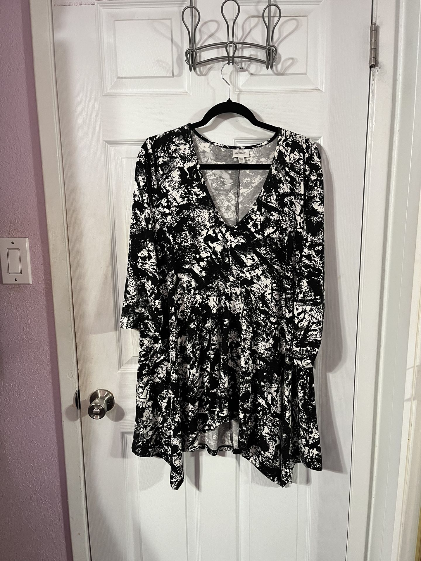 Women’s size 18 / 20 Shark Bite tunic length long top with 3/4 length sleeves.  Color Black and White.  Made of 95% Viscose and 5% Elastnae.  Preowned