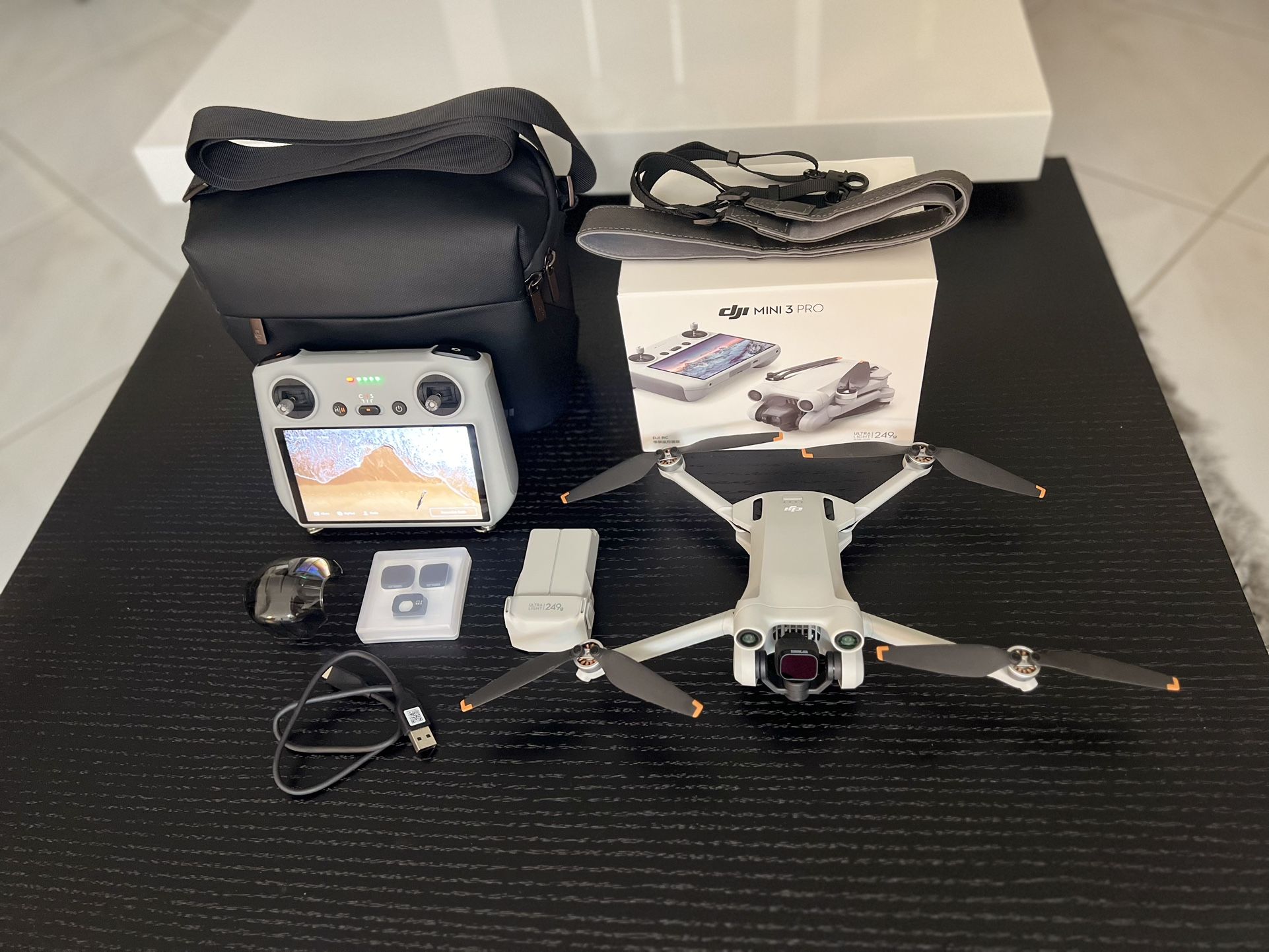 DJI Mini 3 Pro like new with box and everything that comes from factory.