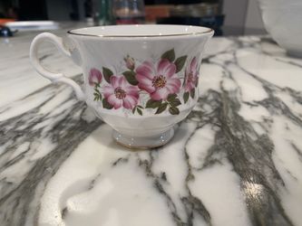 Queen Anne Fine Bone China England Tea Cup Pink Flowers w/ gold trim