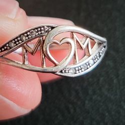 Sterling Silver Two Tone Size 6 "Mom" Ring 