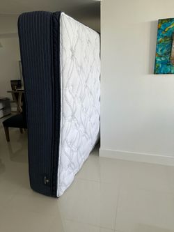Serta Classic Elite Plush Pillow Top King Mattress – Like New – Premium Comfort