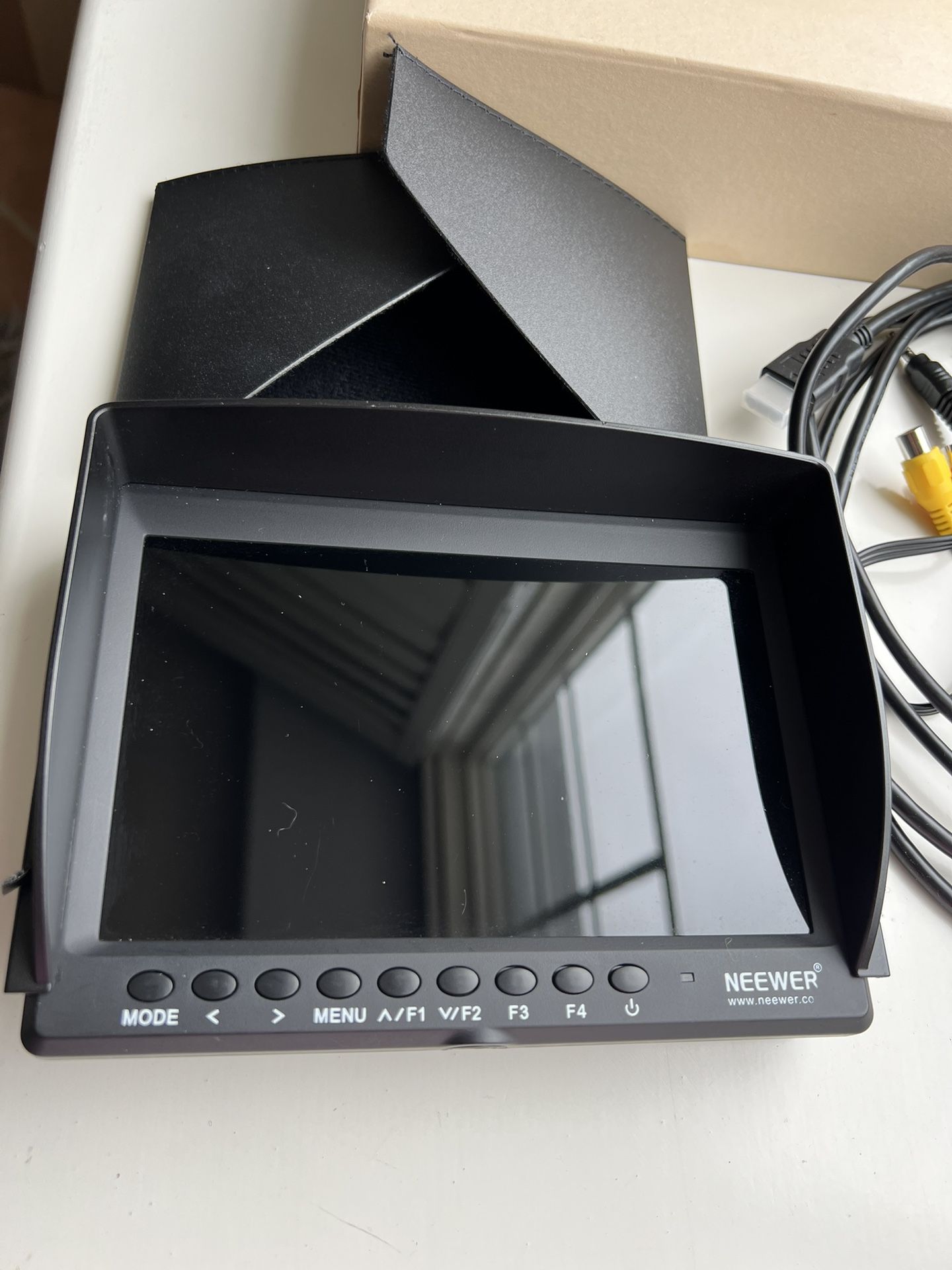 NEEWER F100 Inch Camera Field Monitor - Main Image