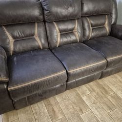 Recliner Couch Excellent Condition 