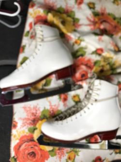 Ice skates, woman’s , John Wilson, 9 1/2, (READ DESCRIPTION)