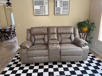 Beautiful Brand New Dual Reclining Glider Reclining Loveseat