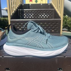 New Asics Gel Nimbus 25 Size 9.5