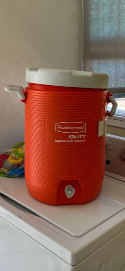 5 Gallon Rubbermaid drink dispenser