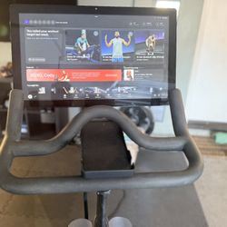 💥 Peloton Bike for Sale – Excellent Condition + Tons of Extras! 