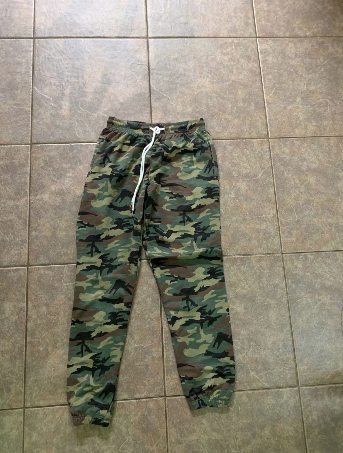 Jogger camo sweatpants size small. (H)