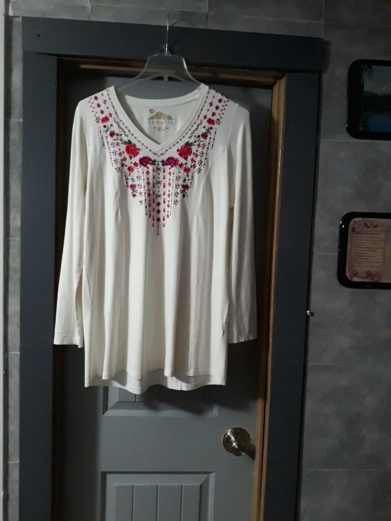 Long Sleeve Embridiered Tunic Sz Med