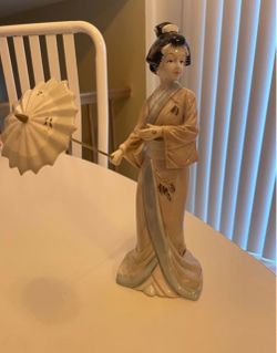 10.5in tall porcelain Japanese Geisha girl figurine with removable umbrella