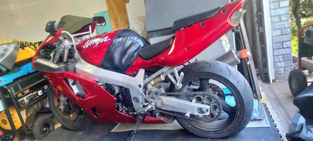 NEEDS Work been sitting 1997 Kawasaki ZX7R 750CC extra: engine & rims tires + more
