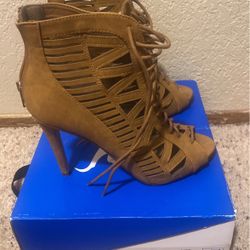 $25Woman Heels Size 8in Half 
