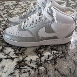 New Nikes for girls size 6.5. Nuevos tennis para mujer tamaño 6.5