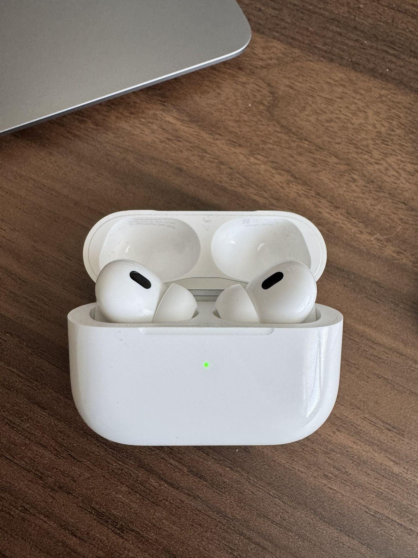 AirPods Pro - 2nd Generation - Wireless Charging Case