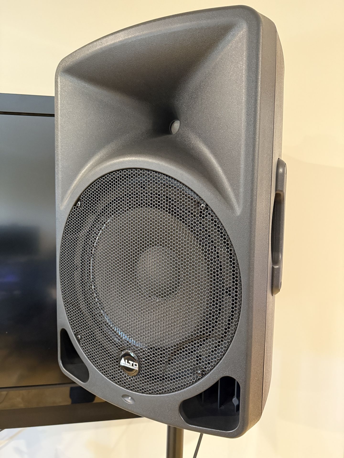 PA System 2x Alto 600w PAs, Starument Stands, Subwoofer