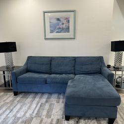 Blue Sleeper Sofa / Sofá cama azul – $200