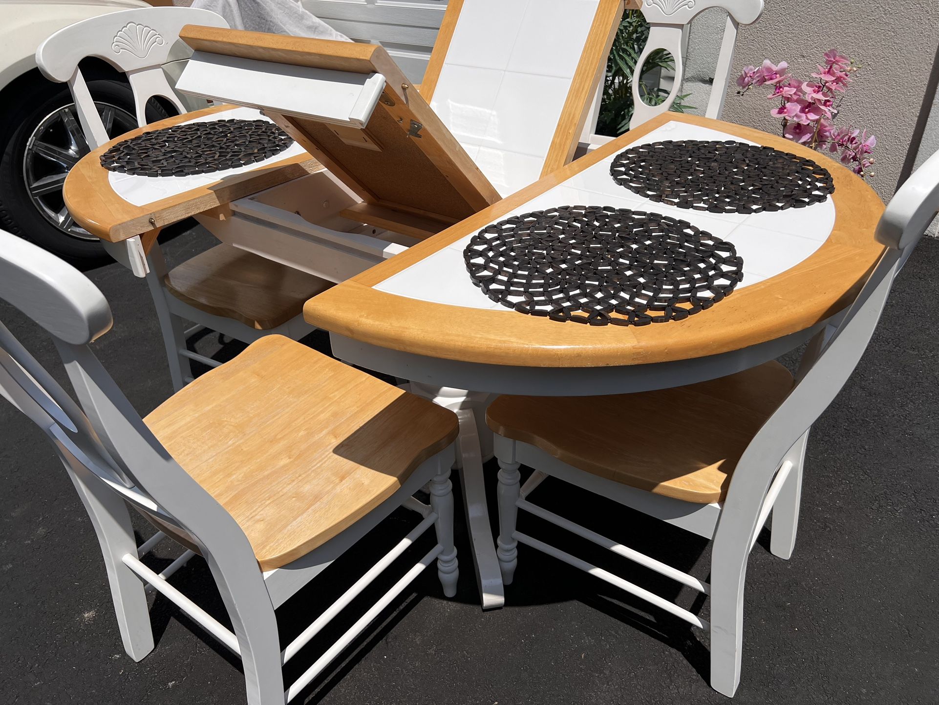 COASTER Butterfly 🦋 Dining Table W/4 Chairs. Delivery available 🚚.