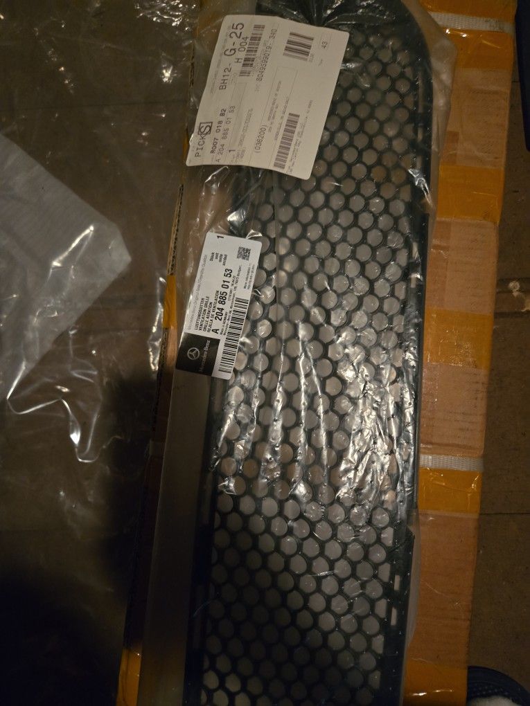 The object is a front lower bumper grille for a car, specifically a Mercedes-Benz C-Class (W204) model from 2008-2011