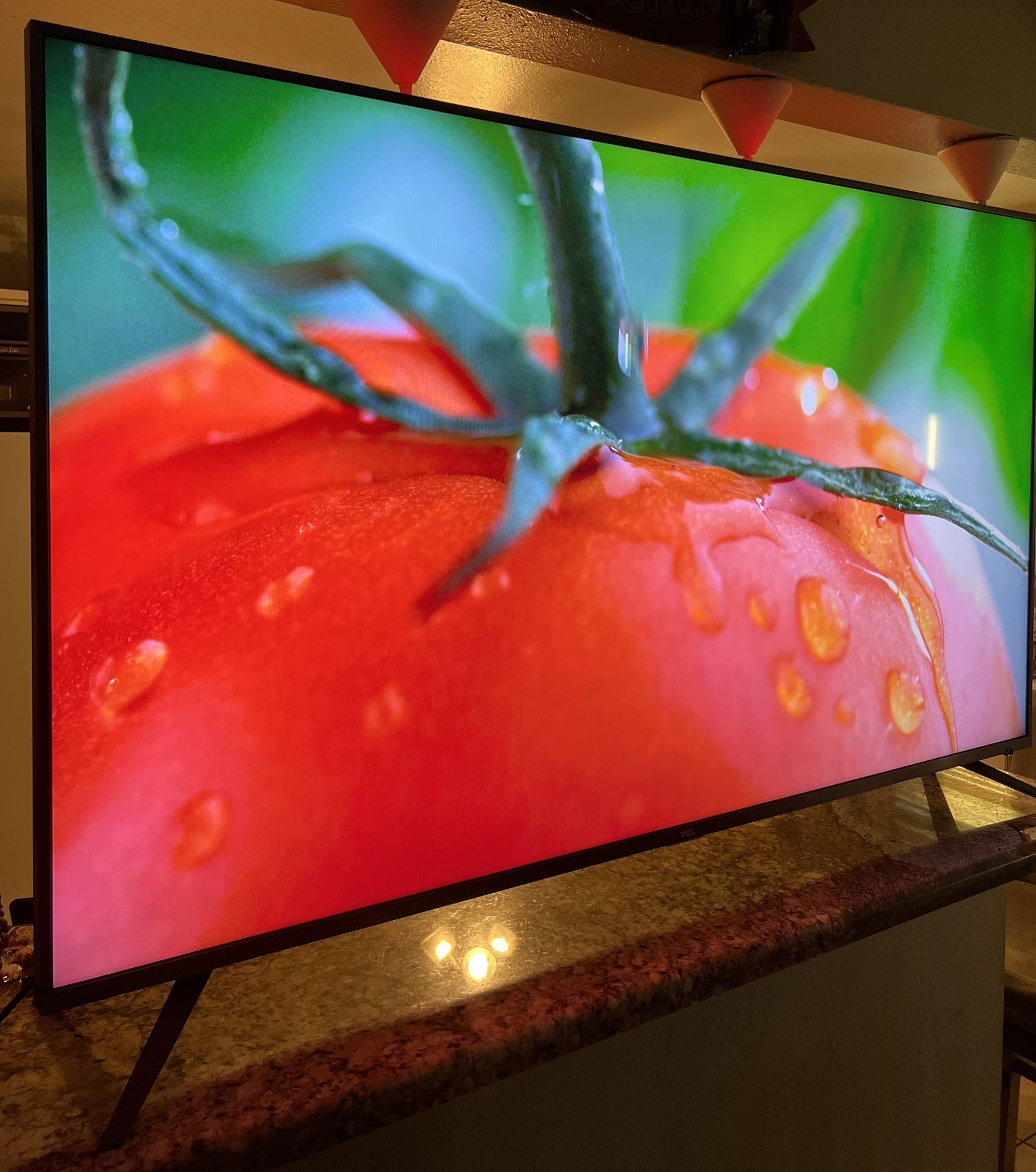 TCL 65 PULGADAS CLASS 6-SERIES 4K UHD DOLBY VISION HDR ROKU SMART TV - 65R615