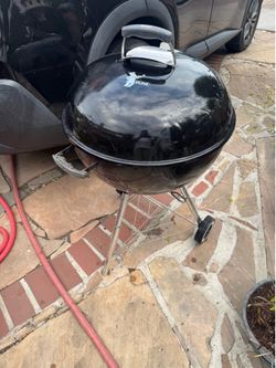 Weber uline 22.5 inch  dia. Clean  ready for  cook.