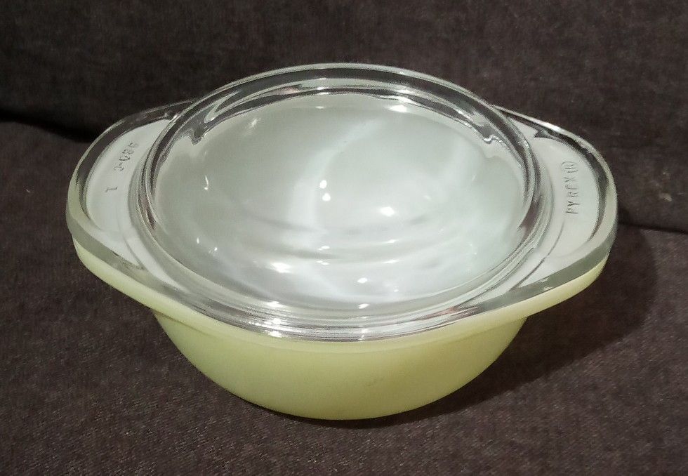 Small Vintage Pyrex Dish With Lid