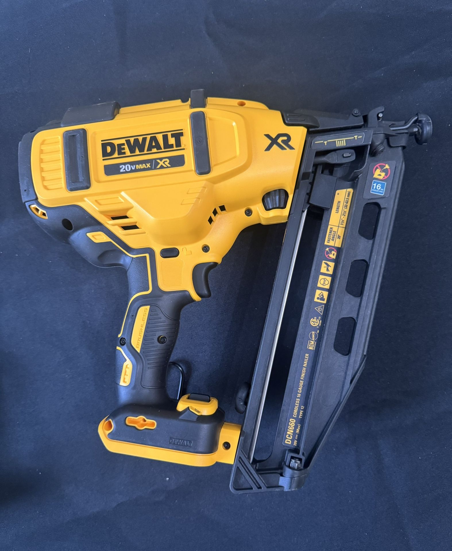 DEWALT 20V MAX XR 16-Gauge Electric Cordless Angled Finishing Nailer Kit