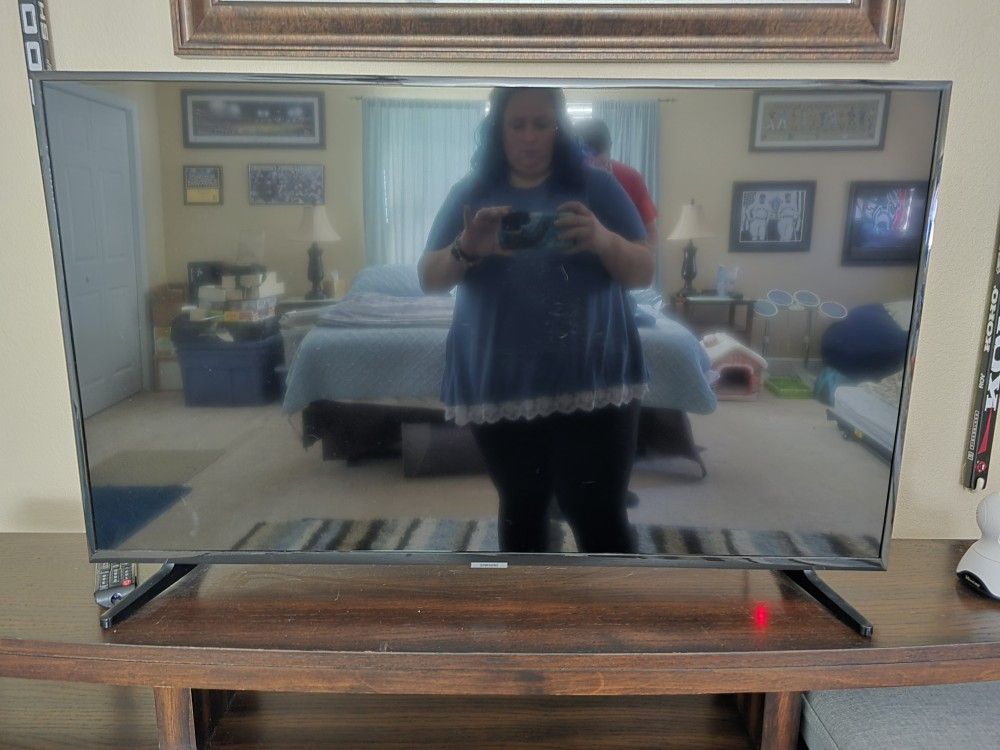 43 Inch Samsung Smart T Black With Remote