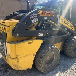 2018 New Holland L-228 
